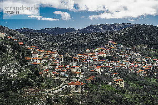 Griechisches Dorf-Bergpanorama mit traditionellen Flachhäusern mit roten Dachziegeln in Dimitsana  Arkadien  Peloponnes  Griechenland  Europa