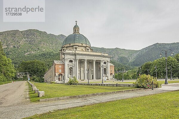 Die Obere Basilika  Wallfahrtskirche von Oropa  Biella  Piemont  Italien  Europa