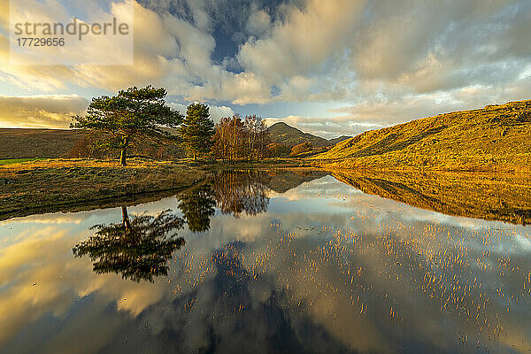 Kelly Hall Tarn und der Coniston Old Man  Nationalpark Lake District  UNESCO-Weltkulturerbe  Cumbria  England  Vereinigtes Königreich  Europa