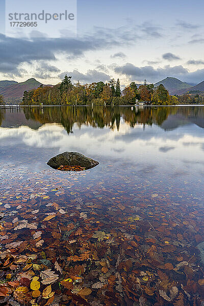 Derwentwater im Herbst  Nationalpark Lake District  UNESCO-Weltkulturerbe  Cumbria  England  Vereinigtes Königreich  Europa