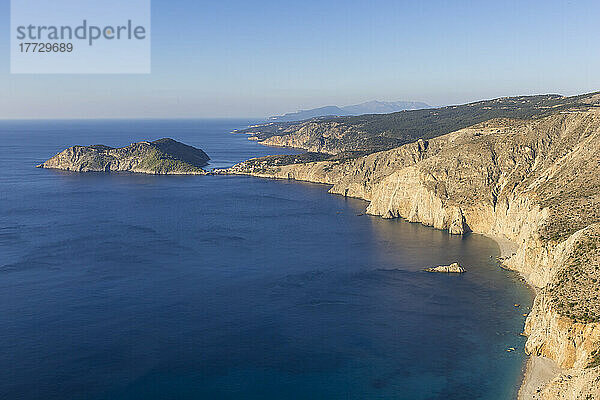 Assos-Halbinsel von einem Aussichtspunkt aus gesehen  Kefalonia  Ionische Inseln  griechische Inseln  Griechenland  Europa