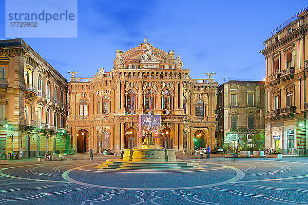 Piazza Bellini und Bellini-Theater  Catania  Sizilien  Italien  Europa