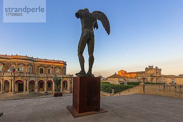Mitoraj-Skulptur vor dem Palazzo Ducezio  Noto  Syrakus  Sizilien  Italien  Europa