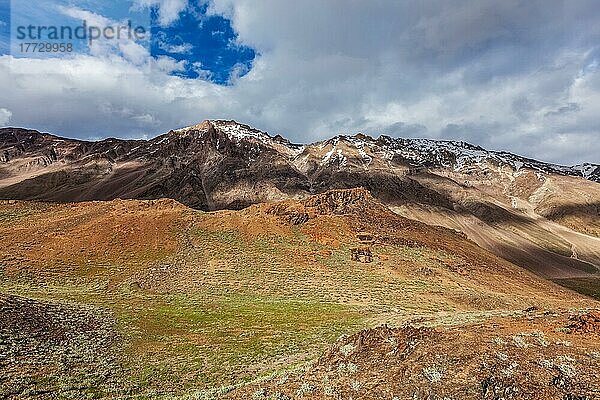 Himalaya-Landschaft im Himalaya entlang der Straße Manali-Leh. Ladakh  Indien  Asien