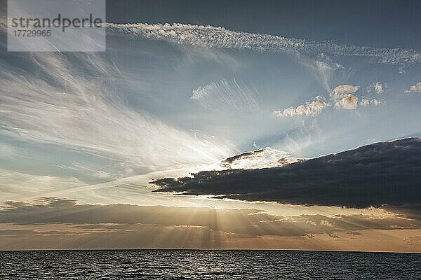 Sonnenstrahlen hinter Wolken  dramatischer Abendhimmel  Sonnenuntergang an der Ostsee  Insel Öland  Schweden  Europa