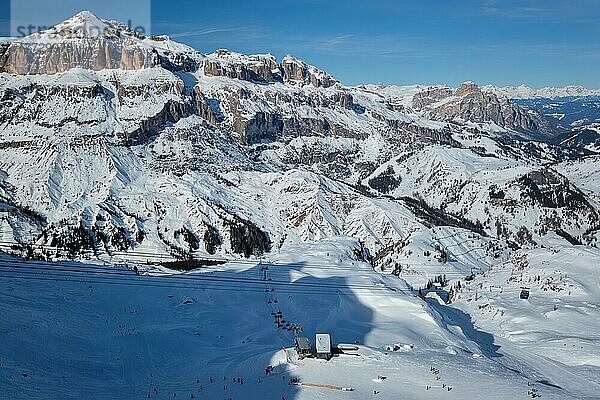 Blick auf die Piste eines Skigebiets mit Skifahrern in den Dolomiten in Italien mit einem Skilift. Skigebiet Arabba. Arabba  Italien  Europa