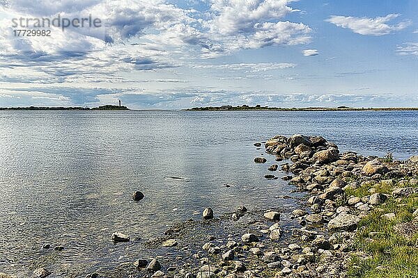 Blick auf lagunenartige Bucht Grankullaviken mit Leuchtturm Långe Erik am Horizont  Nordspitze der Insel Öland  Kalmar län  Schweden  Europa