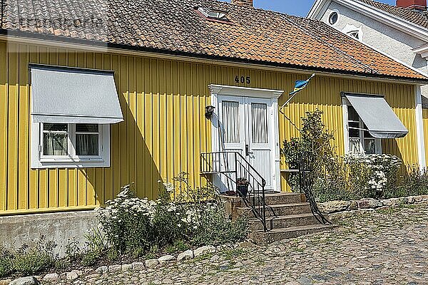 Typisches altes Schwedenhaus  gelbes Holzhaus  Pataholm im Sommer  Mönsterås  Kalmarsund  Småland  Schweden  Europa