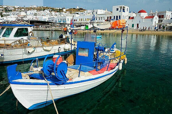 Griechisches Fischerboot im klaren Meerwasser im Hafen von Mykonos. Chora Stadt  Mykonos  Griechenland  Europa
