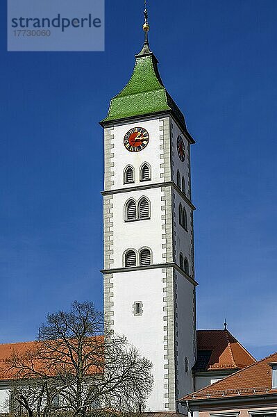 Turm mit Turmuhr der Martinskirche  Stadtpfarrkirche  St. Martin  Wangen im Allgäu  Baden-Württemberg  Deutschland  Europa