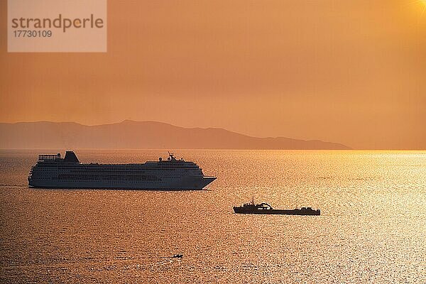 Silhouette eines Kreuzfahrtschiffs im ägäischen Meer bei Sonnenuntergang. Insel Mykonos  Griechenland  Europa