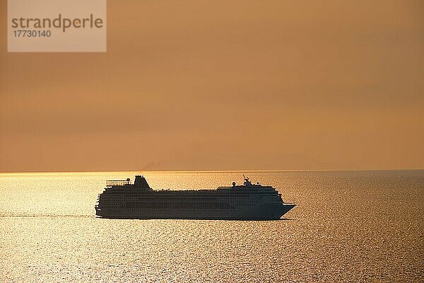 Silhouette eines Kreuzfahrtschiffs im ägäischen Meer bei Sonnenuntergang. Insel Mykonos  Griechenland  Europa