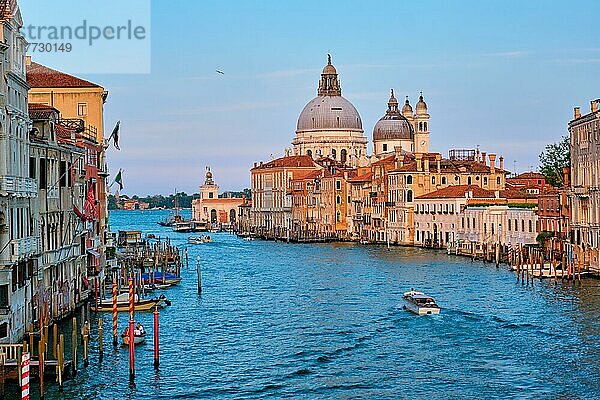 Panorama des Canale Grande di Venezia mit Booten und der Kirche Santa Maria della Salute bei Sonnenuntergang von der Brücke Ponte dell'Accademia aus. Venedig  Italien  Europa