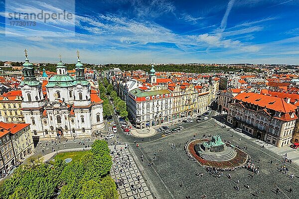 Blick vom Rathaus auf den Stare Mesto Platz (Altstädter Ring) und die St. Nikolaus Kirche. Prag  Tschechische Republik  Europa
