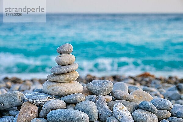 Zen-Meditation Entspannung Konzept Hintergrund  ausgewogene Steine stapeln Nahaufnahme auf Meer Strand