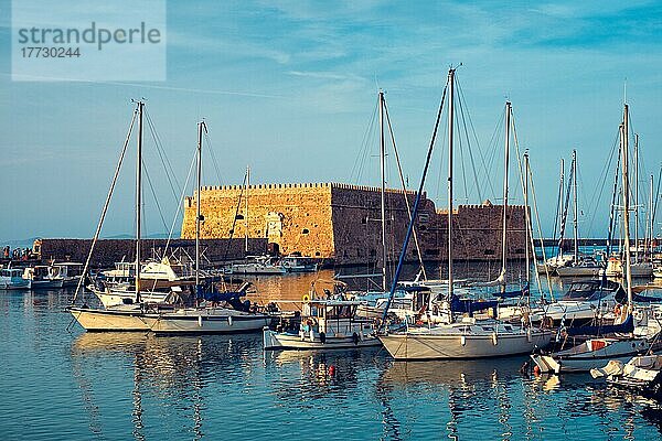 Venezianische Festung in Heraklion und vertäute Fischerboote  Insel Kreta  Griechenland bei Sonnenuntergang