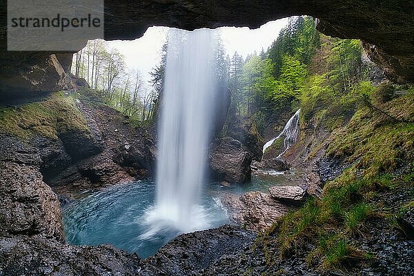 Wasserfall Berglistüber im Frühling  Kanton Glarus  Schweiz  Europa