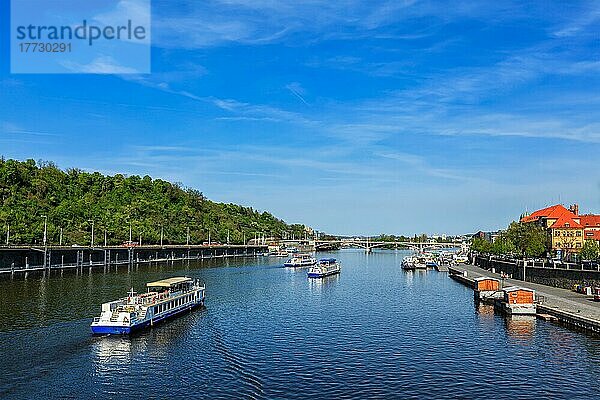 Blick auf die Moldau und Boote. Prag  Tschechische Republik  Europa