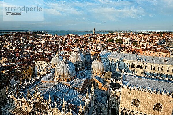 Blick auf Venedig mit dem berühmten Markusdom und dem Dogenpalast bei Sonnenuntergang vom Glockenturm des Markusdoms  Venedig  Italien  Europa