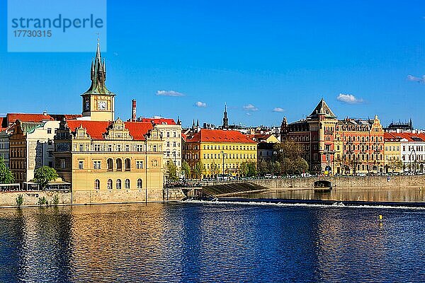 Prag Stare Mesto - Blick von der Karlsbrücke auf die Uferpromenade. Prag  Tschechische Republik  Europa