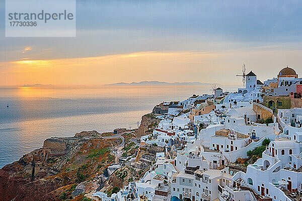 Berühmte griechische ikonischen Selfie Spot Touristenziel Oia Dorf mit traditionellen weißen Häusern und Windmühlen in Santorini Insel bei Sonnenuntergang in der Dämmerung  Griechenland  Europa