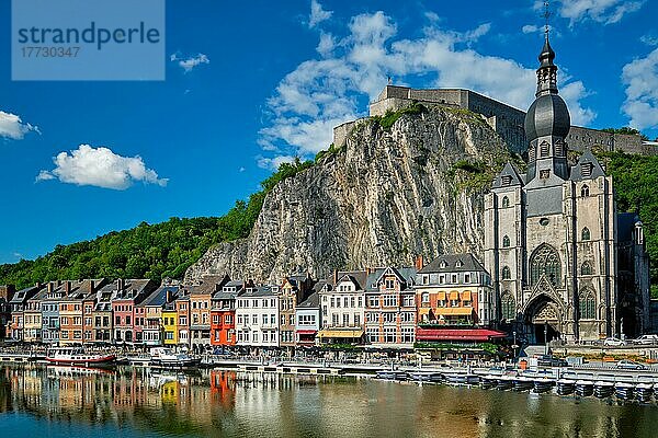Blick auf die malerische Stadt Dinant  die Zitadelle von Dinant und die Stiftskirche Notre Dame de Dinant über die Maas. Belgische Provinz Namur  Blegium