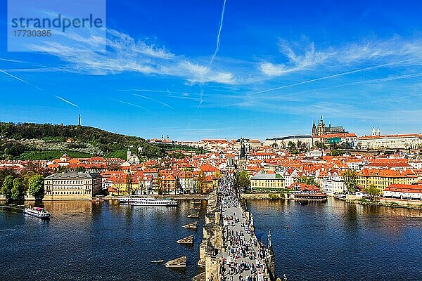 Blick auf Mala Strana  Karlsbrücke und Prager Burg vom Altstädter Brückenturm über der Moldau. Prag  Tschechische Republik  Europa