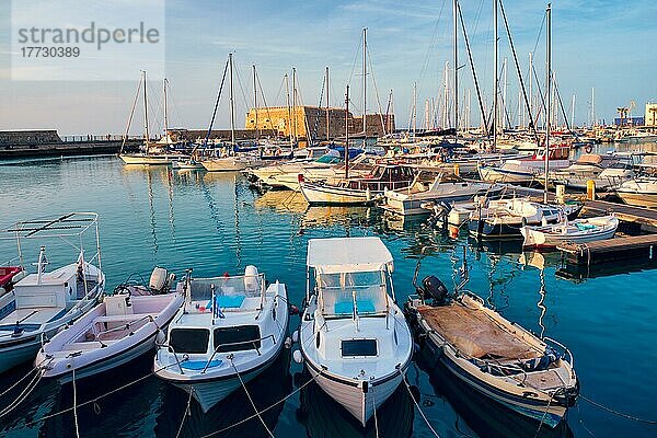 Venezianische Festung in Heraklion und vertäute Fischerboote  Insel Kreta  Griechenland bei Sonnenuntergang