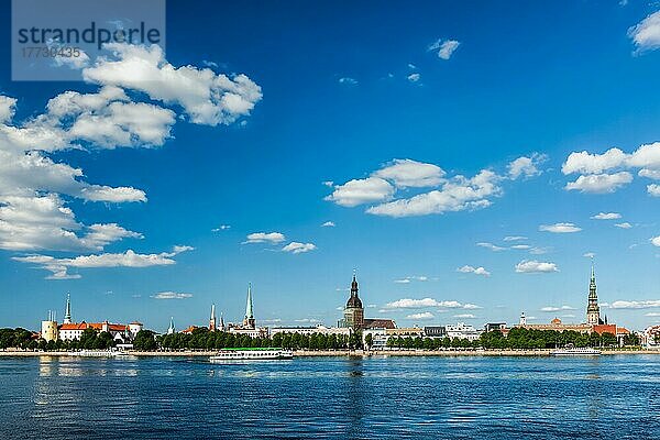 Blick auf Riga über den Fluss Daugava: Rigaer Schloss  St. -Jakobs-Kathedrale  Rigaer Dom  St. -Petri Kirche