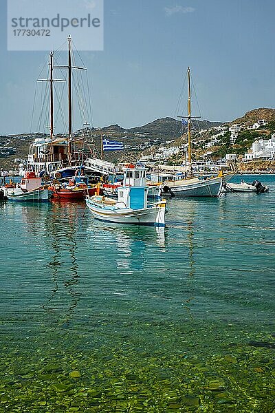 Hafen von Mykonos mit Fischerbooten  Yachten und Schiffen. Insel Mykonos  Griechenland  Europa