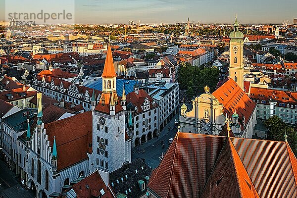 Luftaufnahme von München  Marienplatz und Altes Rathaus von der Peterskirche aus bei Sonnenuntergang. München  Deutschland  Europa