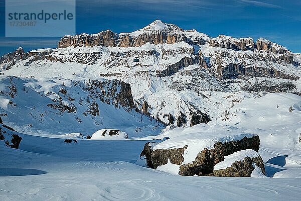 Blick auf die Piste eines Skigebiets mit Skifahrern in den Dolomiten in Italien mit einem Skilift. Skigebiet Arabba. Arabba  Italien  Europa