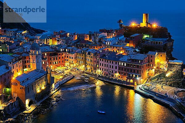 Blick auf das Dorf Vernazza  beliebtes Touristenziel im Nationalpark Cinque Terre  UNESCO-Weltkulturerbe  Ligurien  Italien  beleuchtet in der Nacht vom Azure-Weg aus  Europa