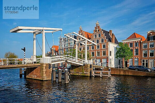 Gravestenenbrug-Brücke über den Fluss Spaarne und alte Häuser in Haarlem  Niederlande  Europa