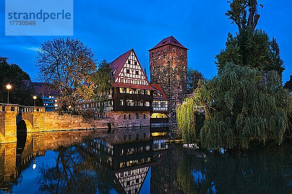 Nürnberger Stadthäuser am Ufer der Pegnitz von der Maxbrücke aus gesehen. Nürnberg  Franken  Bayern  Deutschland  Europa