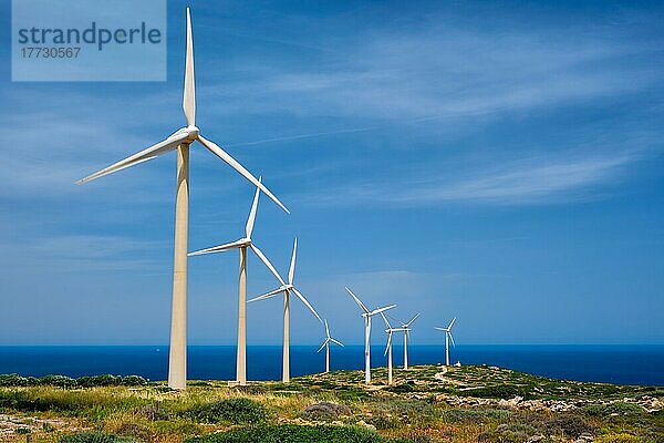 Grünes erneuerbares alternatives Energiekonzept  Windgenerator Turbinen erzeugen Strom. Windpark auf der Insel Kreta  Griechenland mit Straße