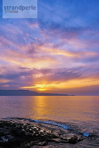 Sonnenuntergang am Meer mit dramatischem Himmel und Meereslandschaft. Insel Kreta  Griechenland  Europa