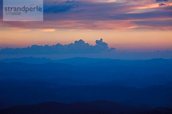 Silhouetten von Hügeln im Tal bei Sonnenuntergang. Aussichtspunkt Pothamedu  Munnar  Kerala  Indien  Asien