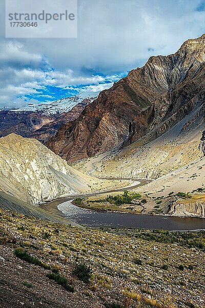 Spiti-Tal im Himalaya-Gebirge und Spiti-Fluss  Himachal Pradesh  Indien  Asien