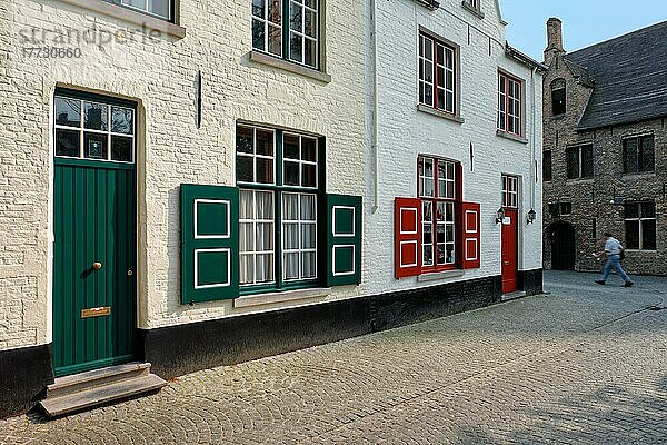 Tür und Fenster eines alten Hauses und Straße mit bewegungsunscharfem Mann  Brügge (Brugge)  Belgien  Europa