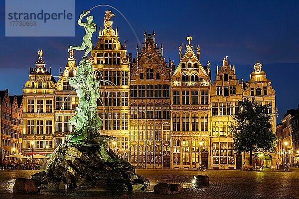 Die berühmte Brabo-Statue und der Brunnen auf dem Grote Markt in Antwerpen  nachts beleuchtet  und alte Häuser. Antwerpen  Belgien  Europa