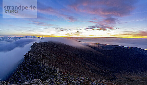 Dramatischer Himmel im Morgengrauen über dem Berggipfel Pico de la Zarza im Nebel  Halbinsel Jandia  Fuerteventura  Kanarische Inseln  Spanien  Atlantik  Europa