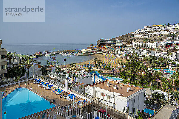 Blick auf Strand und Hotels im Stadtzentrum  Puerto Rico  Gran Canaria  Kanarische Inseln  Spanien  Atlantik  Europa