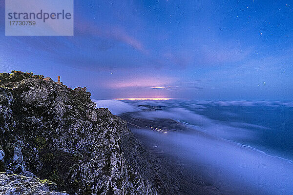 Sternenhimmel über dem majestätischen Berggipfel Pico de la Zarza  bedeckt von Nachtnebel  Fuerteventura  Jandia  Kanarische Inseln  Spanien  Atlantik  Europa