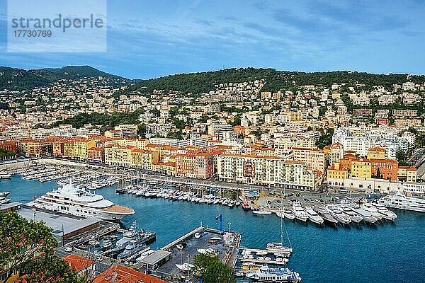 Blick auf den alten Hafen von Nizza mit Luxusjachten vom Schlossberg aus  Frankreich  Villefranche-sur-Mer  Nizza  Cote d'Azur  Côte d'Azur  Europa