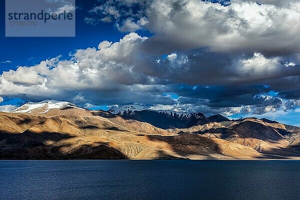 Himalaya-See Tso Moriri bei Sonnenuntergang  Korzok  Ladakh  Indien  Asien