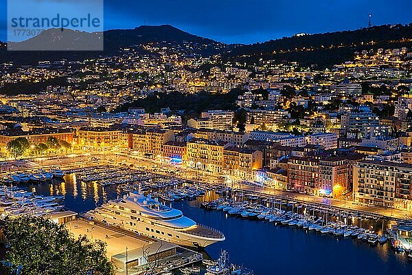 Blick auf den Alten Hafen von Nizza mit Luxusyachten vom Schlossberg aus  Frankreich  Villefranche-sur-Mer  Nizza  Cote d'Azur  Französische Riviera in der abendlichen blauen Dämmerung beleuchtet  Europa