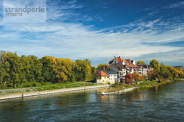 Alte Häuser entlang der Donau in Regensburg  Bayern  Deutschland  Europa