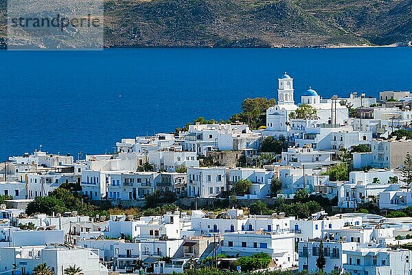 Blick auf das Dorf Plaka mit der traditionellen griechischen Kirche und den weiß getünchten Häusern und die Meeresküste. Insel Milos  Griechenland  Europa