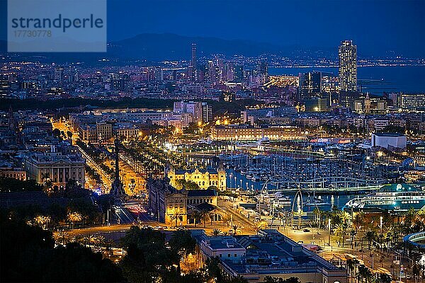 Luftaufnahme der Skyline von Barcelona mit Stadtverkehr und Hafen mit beleuchteten Yachten in der Nacht. Barcelona  Spanien  Europa